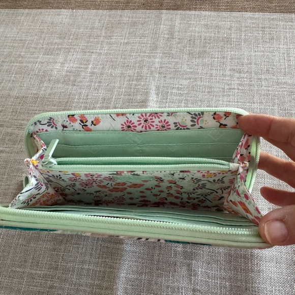 Vera Bradley NWOT Quilted accordion wallet in Mint Flowers - Picture 4 of 4